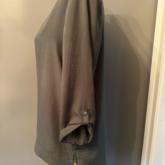 Elegant V-Neck Green Blouse - Picture 2 of 3